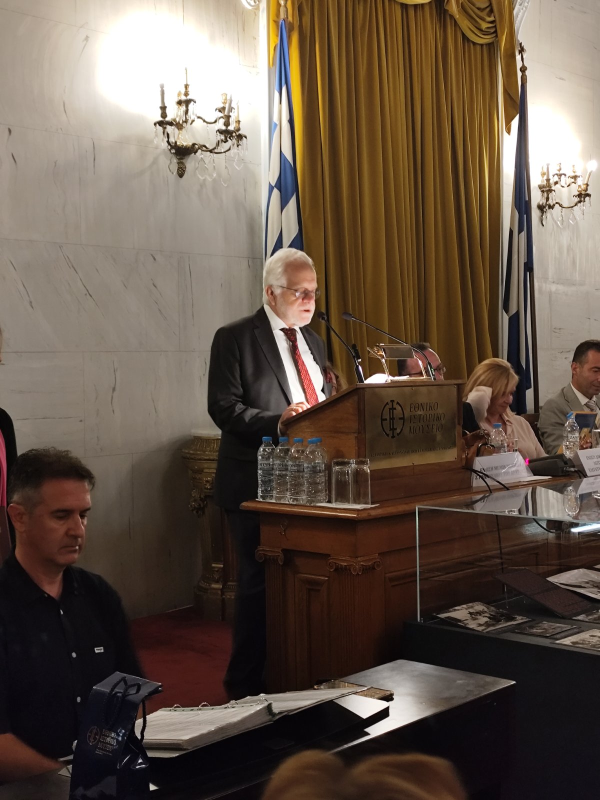 Ο Δημήτρης Καρούζος σε ομιλία
